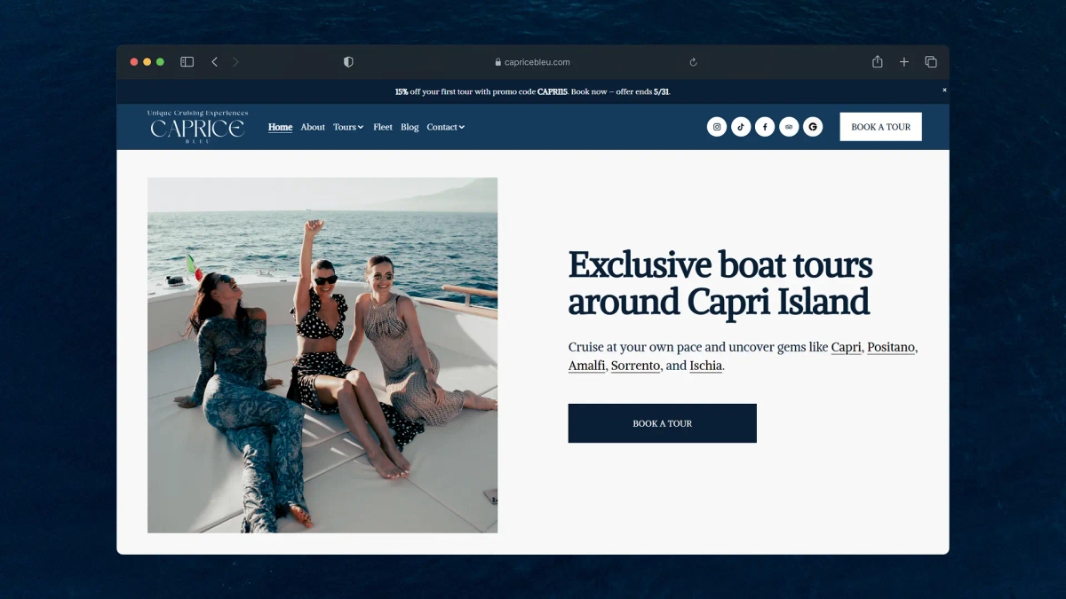 Pagina web con tre donne su una barca, l'isola di Capri sullo sfondo, che promuove tour esclusivi.
