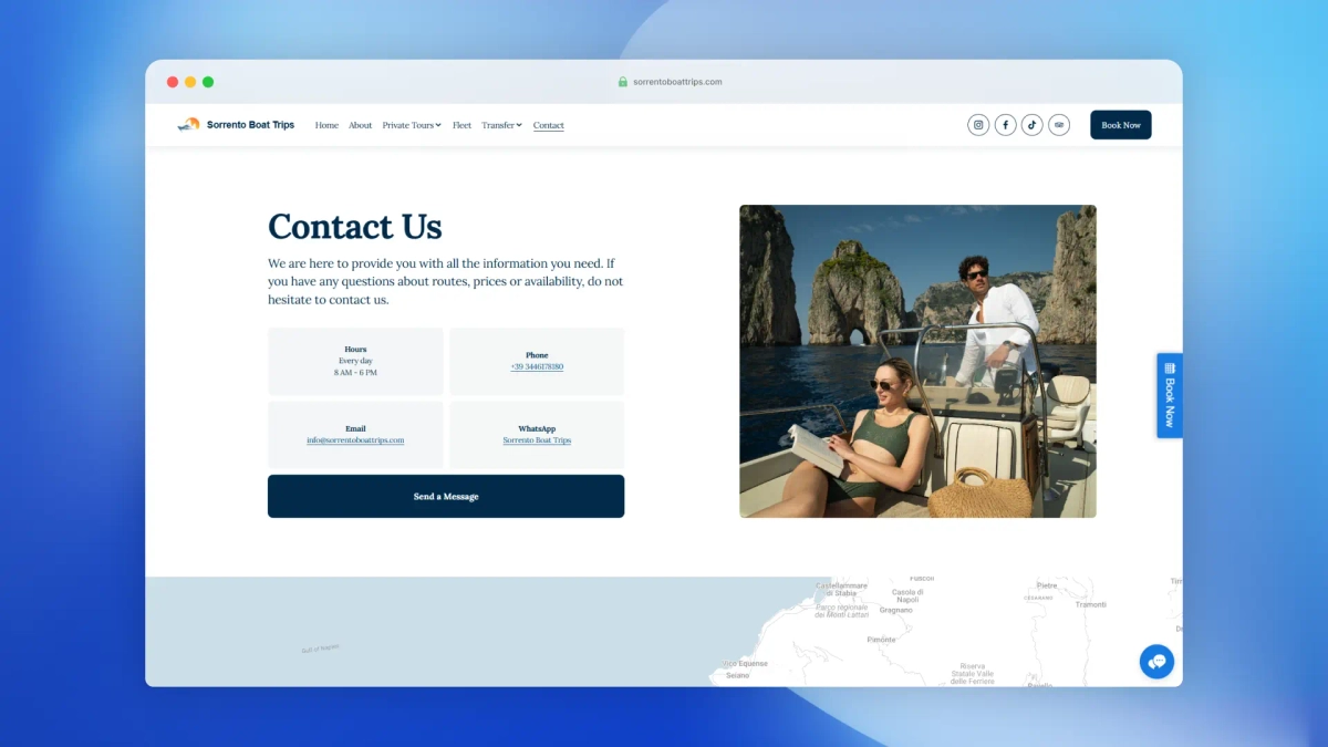Pagina web con contatti di Sorrento Boat Trips e foto di due persone sorridenti in barca al sole.